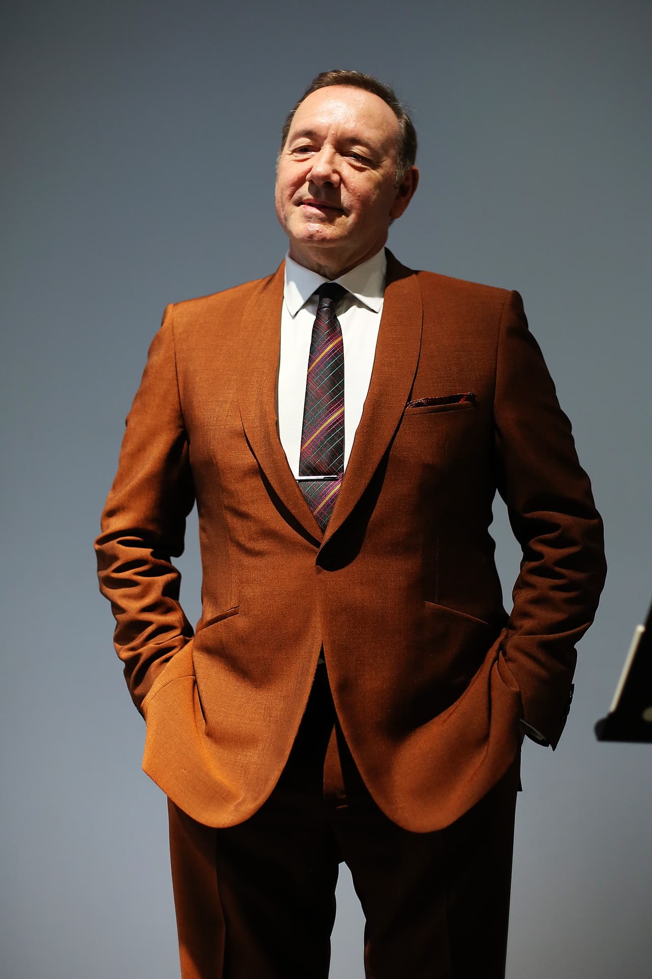 <b>Kevin Spacey</b>
<br>
<br>EL protagonista de la serie de Netflix, 'House of Cards' fue despedido luego de que el actor Anthony Rapp declarara que, cuando era un adolescente, Spacey lo había acosado sexualmente. A estas acusaciones se le unieron más de otras personas jóvenes. Kevin ingresó en una clínica de rahabilitación para "tratar su adicción al sexo" y fue despedido y eliminado de las escenas de la película 'Todo el dinero del mundo'.
<br>