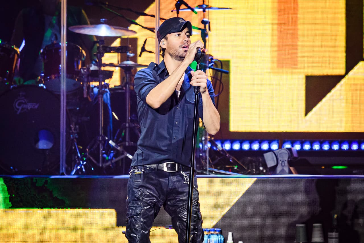 MADRID, SPAIN - DECEMBER 07: Enrique Iglesias performs on stage at WiZink Center on December 07, 2019 in Madrid, Spain. (Photo by Mariano Regidor/Redferns)