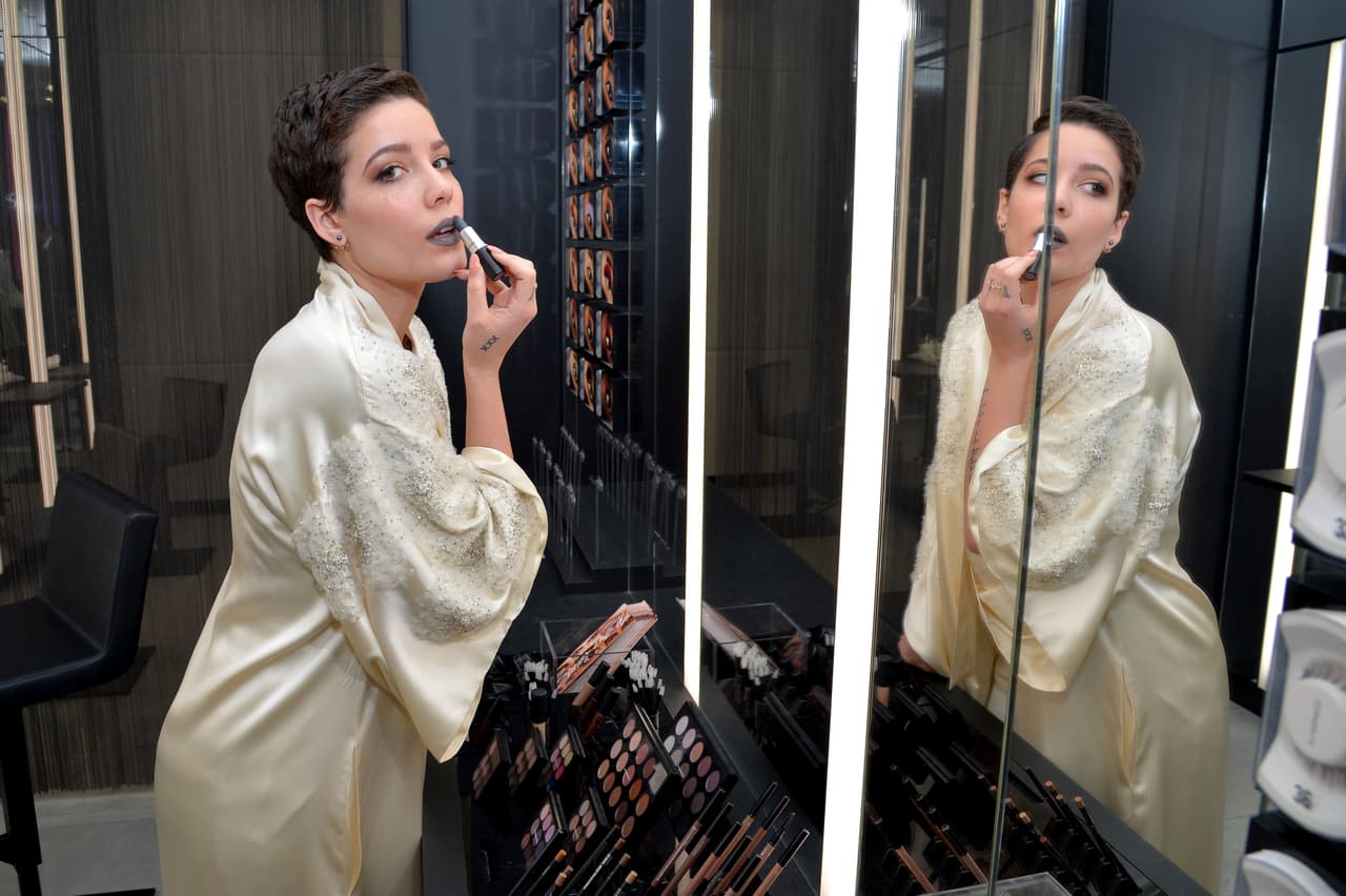 Para 2016, Halsey ya tenía un lugar dentro del mundo de la cultura pop; su estilo único y atrevido la llevó a conseguir una colaboración con MAC cosmetics, con un lápiz labial de un tono gris azulado.