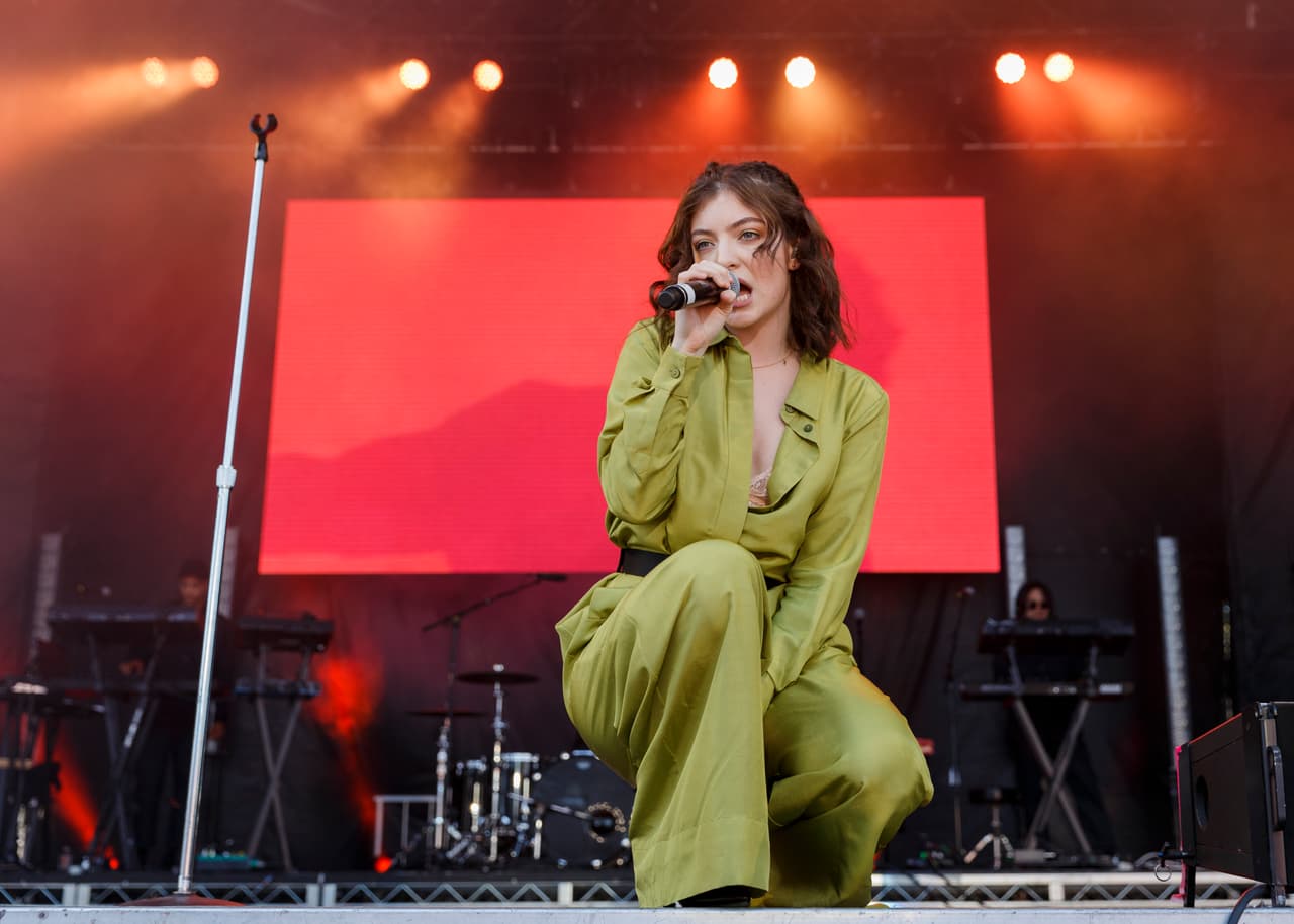 VANCOUVER, BC - SEPTEMBER 03: Singer-songwriter Lorde performs on stage during day 1 of iHeartRadio Beach Ball at PNE Amphitheatre on September 3, 2017 in Vancouver, Canada. (Photo by Andrew Chin/Getty Images)