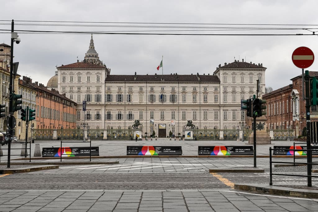 Turín, Italia.
<br>
<br>Con las calles italianas vacías en su totalidad, esta plaza parece escenario de una película ambientada en un pueblo fantasma.