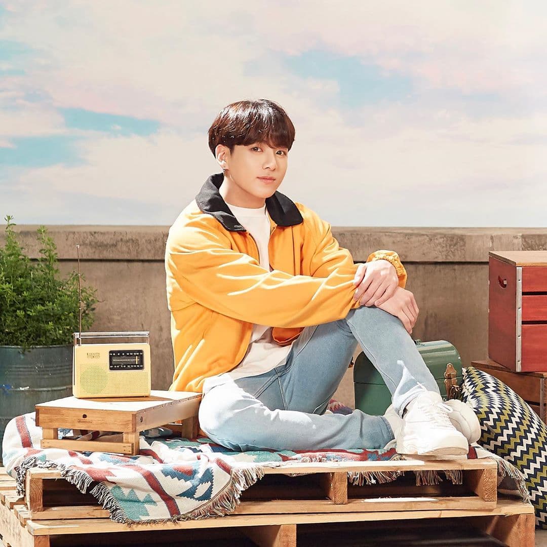 Tiene 21 años y aunque es sumamente tímido, destaca en el K-Pop gracias a sus aportaciones a BTS.