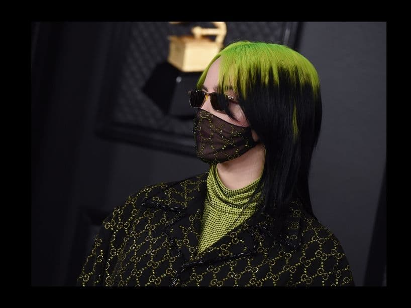 También usó un cuello de tortuga, lentes y una mascada, atuendo que fue diseñado por Alessandro Michele.