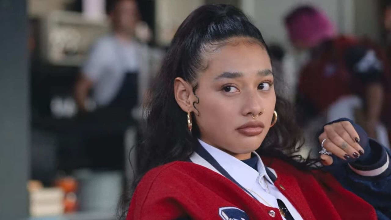 Andi de ‘Rebelde’ enamora al tocar la batería en un detrás de cámaras