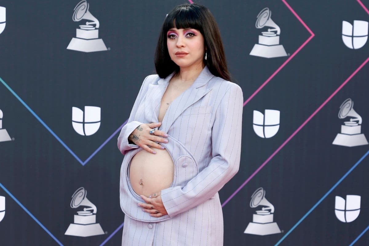 Mon Laferte deslumbró con su baby bump en los Latin Grammy 2021; la cantante espera a su primer bebé