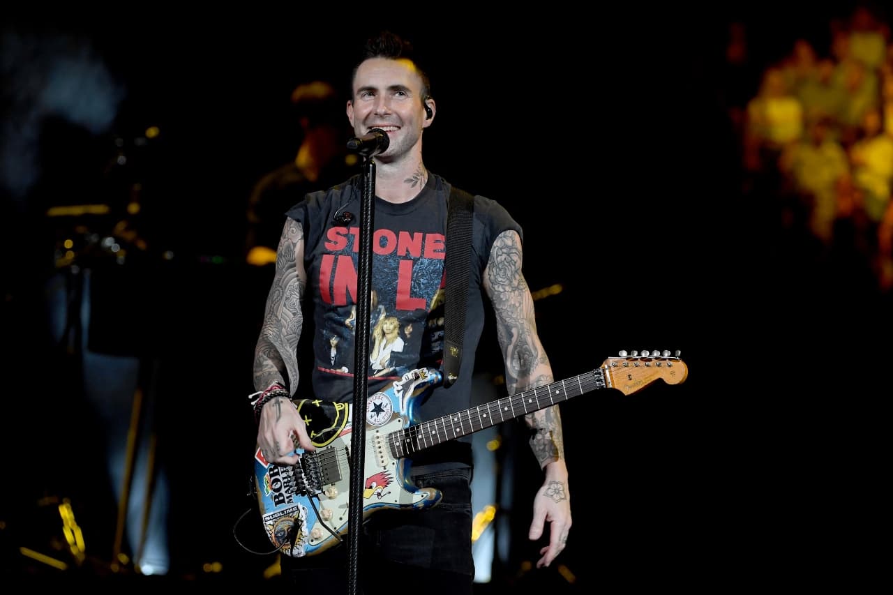 Adam Levine sorprende a sus fans al aparecer con el cabello azul