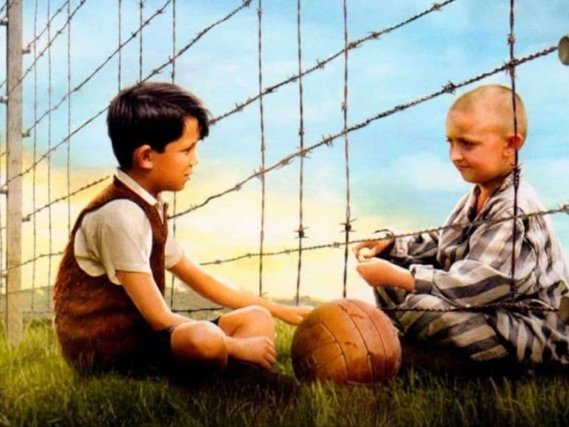 El Niño con la Pijama de Rayas (2008) cuenta la triste historia de dos pequeños que se hacen amigos sin saber que su religión y condición social los separa. Una película que relata la realidad del holocausto de la Segunda Guerra Mundial.