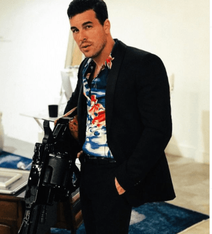 Mario Casas es conocido especialmente por la película romántica que lo llevó a la fama, 3 Metros Sobre El Cielo. Fue tan exitosa que tuvo secuelas, donde fue el chico guapo rebelde que se enamora perdidamente.