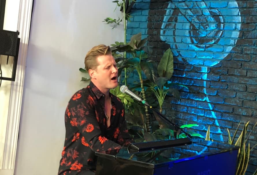 Alexander Acha cantó 'Perdón' durante su visita a #EncerronaTelehit