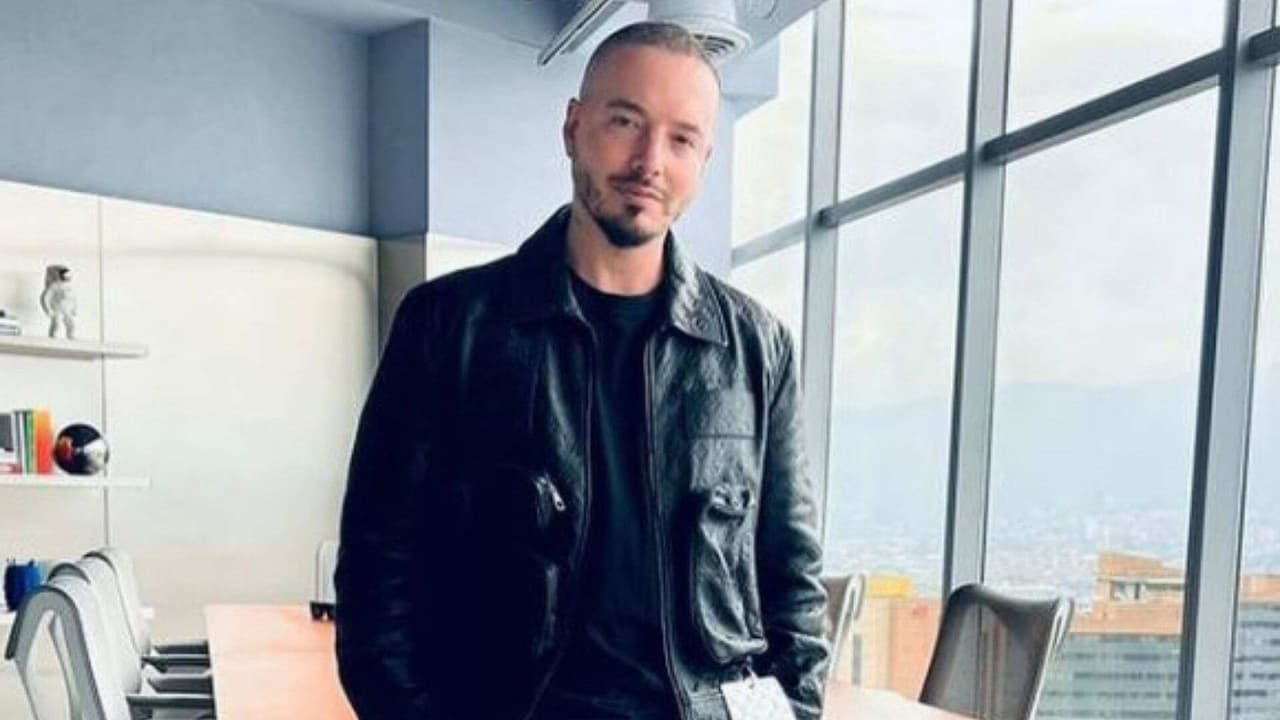 J Balvin 'cambia de look' al usar alocadas extensiones rubias
