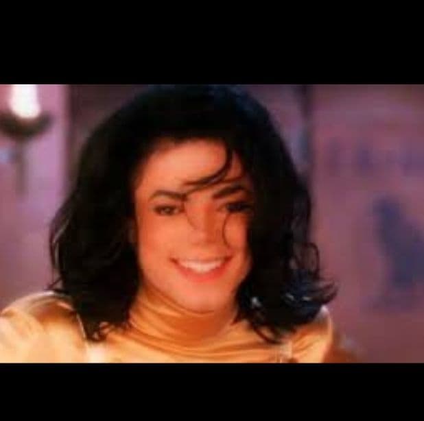 Que es casi idéntica a "El Rey del Pop", sobre todo en la época de su video musical, "Remember The Time".