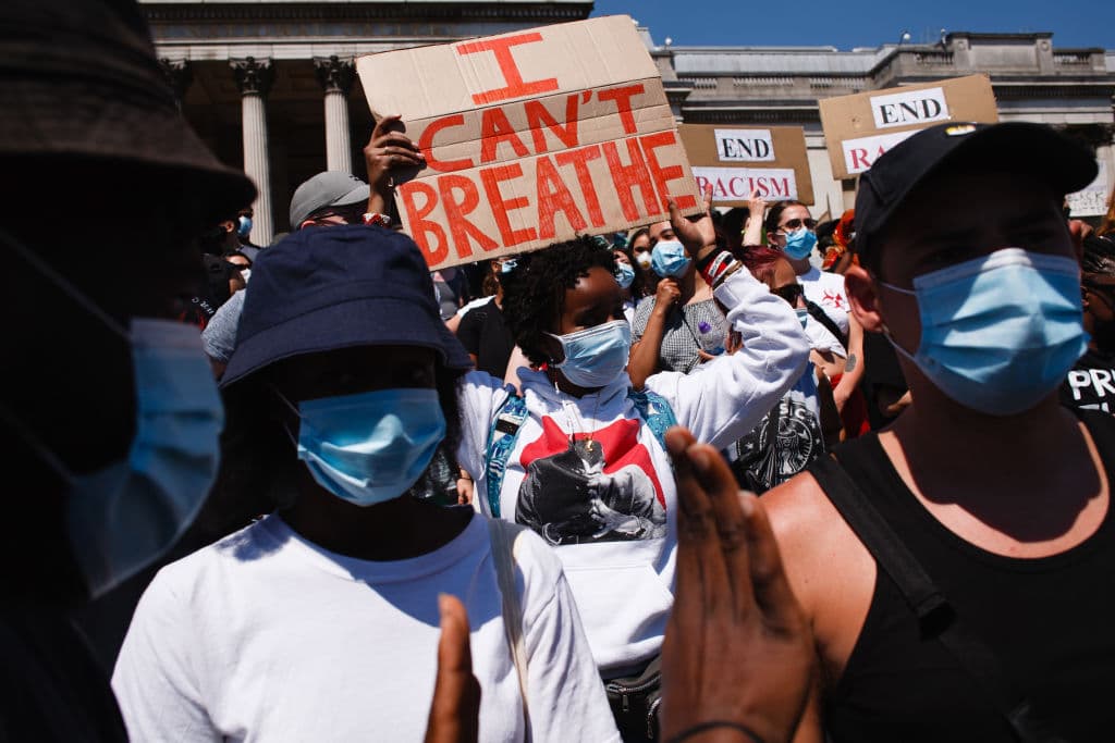 En Londres, capital de Inglaterra, se realizó una manifestación frente a la embajada norteamericana con algunos letreros con la leyenda: "No puedo respirar".