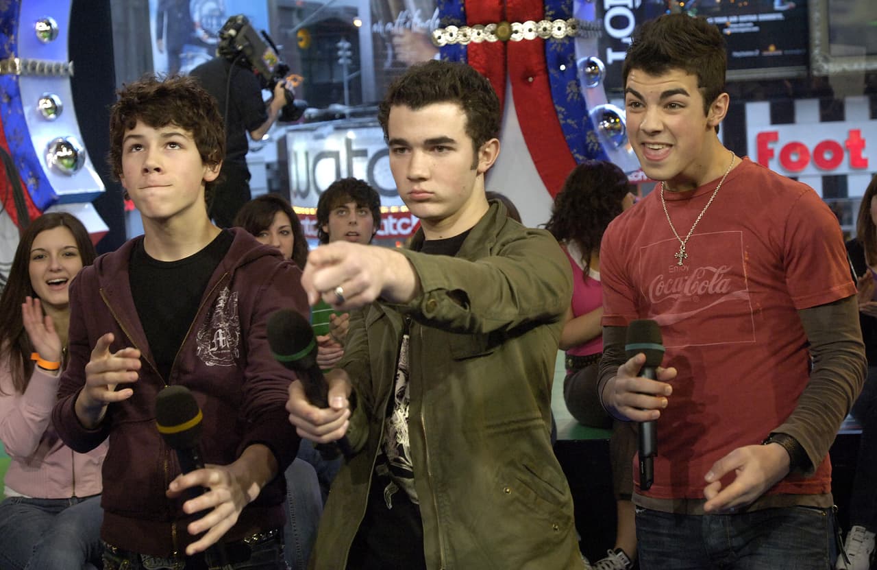 Durante esa época, los Jonas Brothes llevaban tres años de carrera y comenzaron a despuntar como la boy band más popular del momento; ese año se estrenó Camp Rock en el canal de televisión “Disney Channel”. Esta cinta, junto a Demi Lovato, catapultó a los hermanos como unos artistas más allá de la música. Estaban a cinco años de separarse.En este año, Joe Jonas y Taylor Swifft mantuvieron una relación por tres meses.