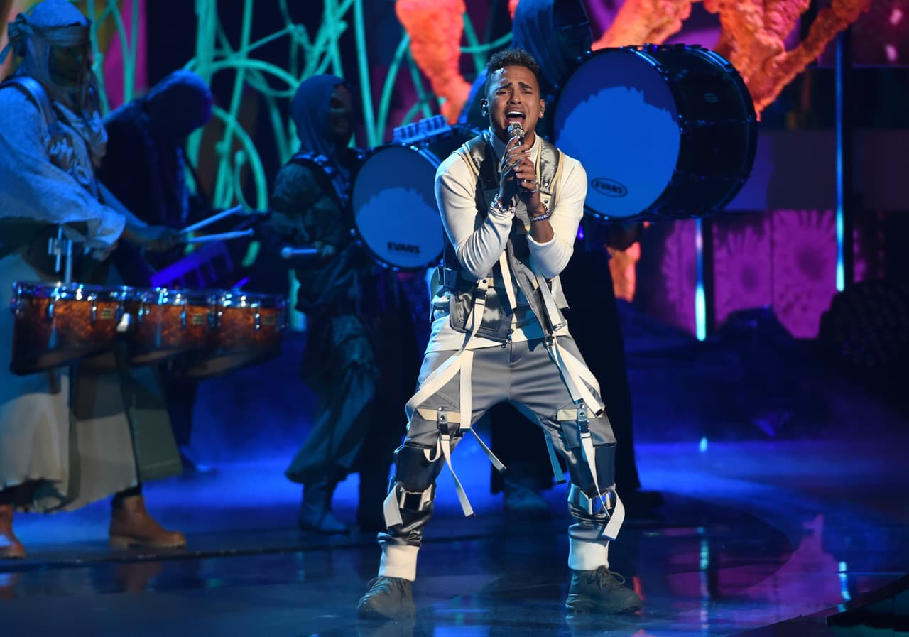 Aunque cambió de vestuario a la hora de pasar a cantar.
