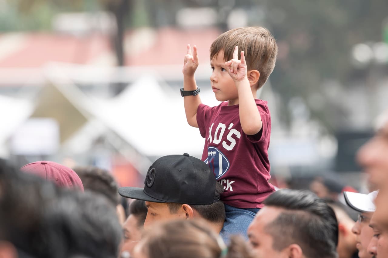 Adultos y niños vestidos con estilos completamente diferentes comenzaron a saltar de la emoción.