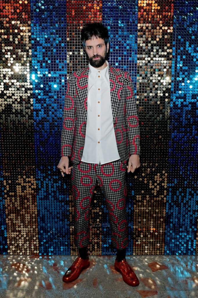 Al crecer en Leicester, Serge Pizzorno, era aficionado de los "Foxes".
<br>
<br>Su carrera como miembro del internacionalmente famoso grupo, Kasabian, lo alejó del futbol. Sin embargo, cada vez que puede muestra la gran habilidad que se perdió la Liga Premier de Inglaterra.