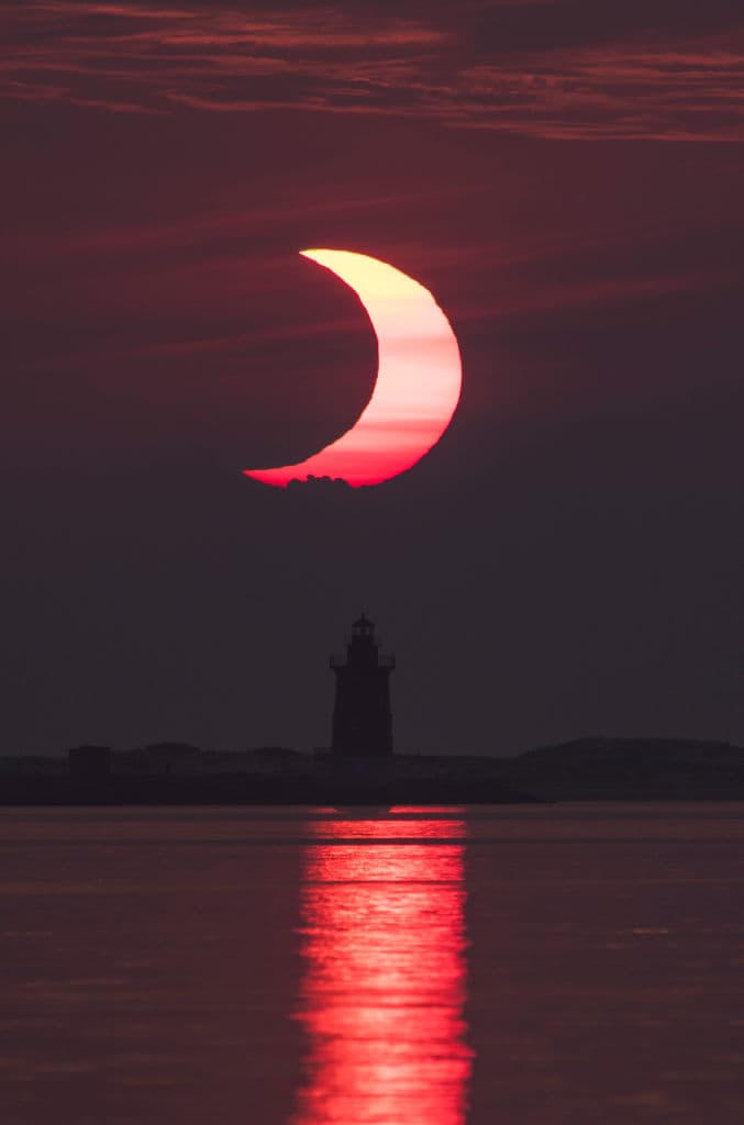Eclipse lunar desde el Delaware Breakwater Lighthouse, Estados Unidos. Comenzó alrededor de las 5 de la mañana en horario local.