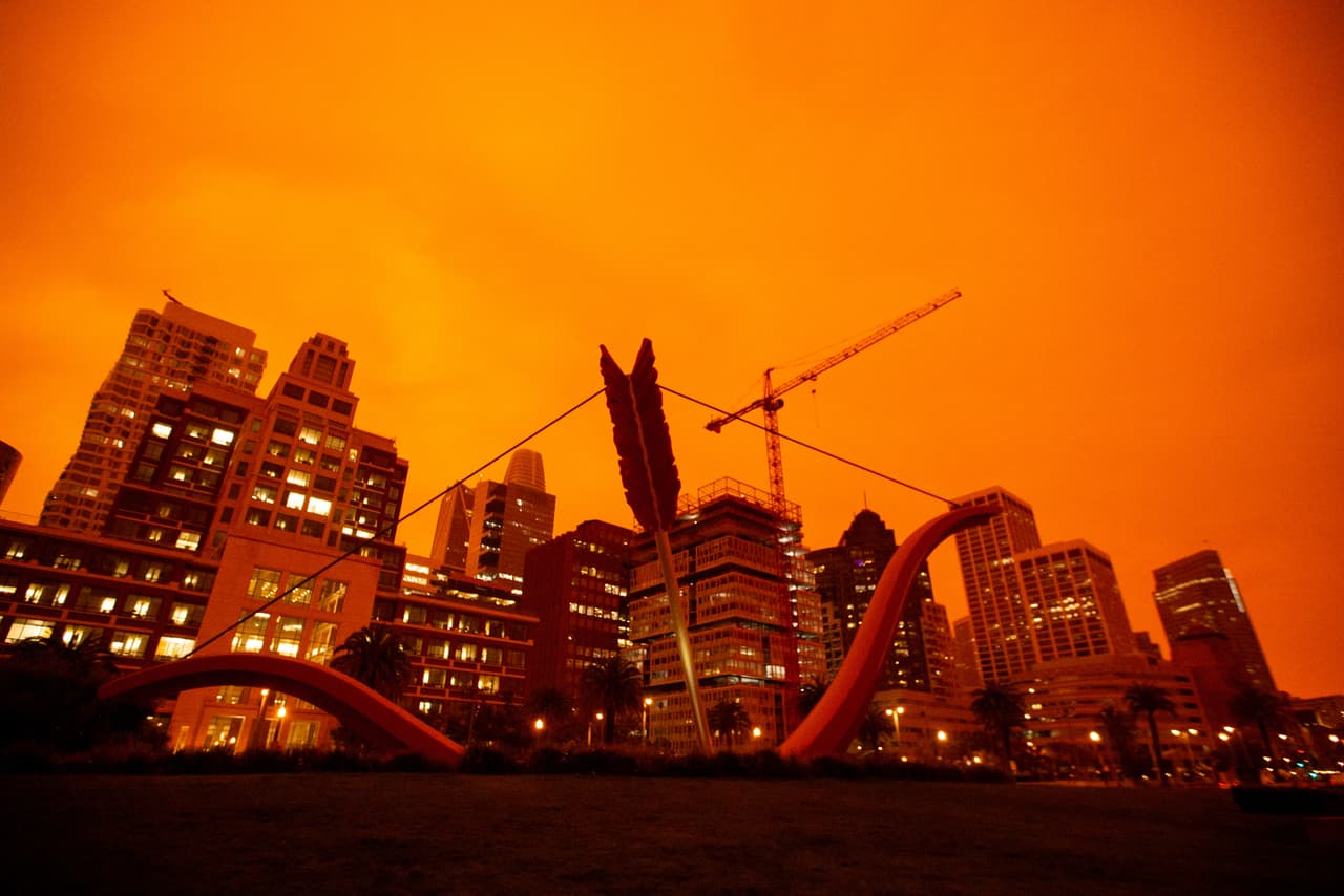 Además de pintar el cielo rojo, también esto ha provocado que los residente de la zona tengan que soportar e inhalar un aire cenizo.
<br>