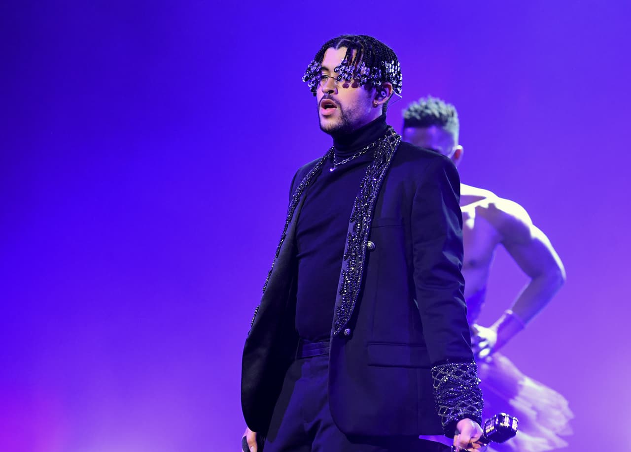 Bad Bunny estrenó el remix de "Yo Perreo Sola" durante su participación en la ceremonia. Sin embargo, más allá de su discurso y canción, a muchos les llamó la atención que apareció con varias trenzas en el cabello.