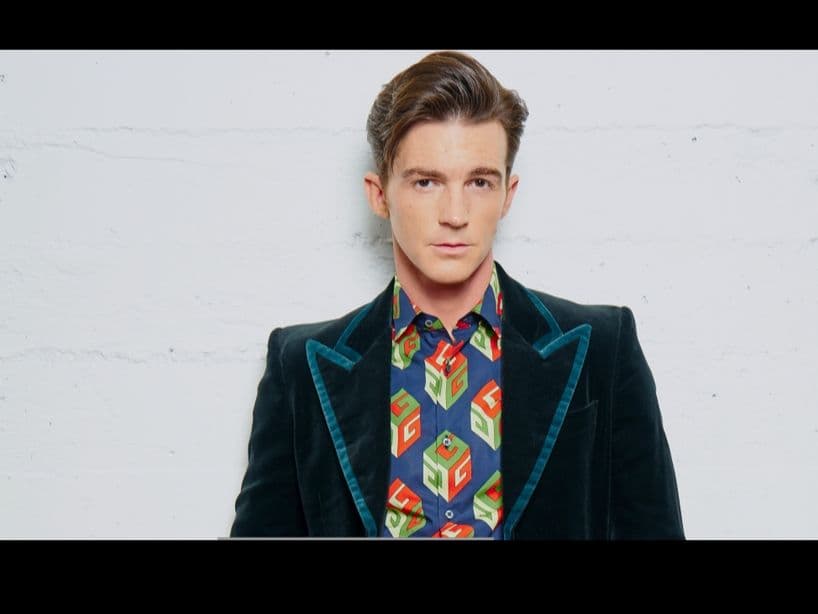 Drake Bell inició su carrera artística en Drake y Josh, programa en el que al mismo tiempo mostró su interés por la música. Mientras protagonizaba la serie junto a Josh Peck, Drake estrenaba “Telegraph” en 2005, su primer disco como solista que incluía “I Found a Way”, tema principal del programa. En 2006, sacó el álbum “It’s Only Time” y en 2014, estrenó “Ready, Steady, Go!”, su tercer material solista. Drake Bell ha continuado siendo relevante en la música gracias a su inclusión a la música en español con “Fuego Lento” y “No Perdamos Más Tiempo”, canción que grabó al lado de Jorge Blanco. Drake Bell se presentará el miércoles 13 en los Premios Telehit, en el Foro Sol de la Ciudad de México. ¿