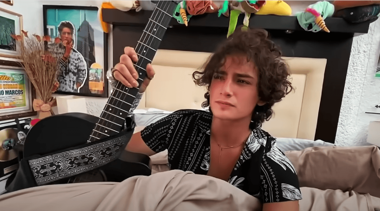 Emilio, sin duda, mantiene una actitud positiva. No ha permitido que la fama se le suba a la cabeza y sigue siendo una persona que agradece y reconoce todo lo que sus fans hacen, es por eso que no quiere dejar de trabajar y de llevarles nueva música.