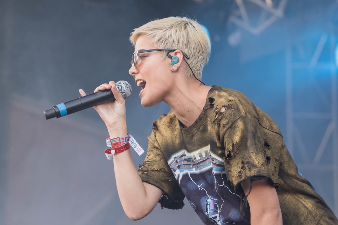 Ese mismo año Halsey cambió su look radicalmente; pasó de tener su larga melena azul a cortarla un poco, solo para recortarla todavía más y teñirlo de rubio. En cuanto a su carrera, era un hecho que seguía en ascenso, la cantante llegó a presentarse en festivales como el Austin City Limits en Estados Unidos, y el Corona Capital en la Ciudad de México.