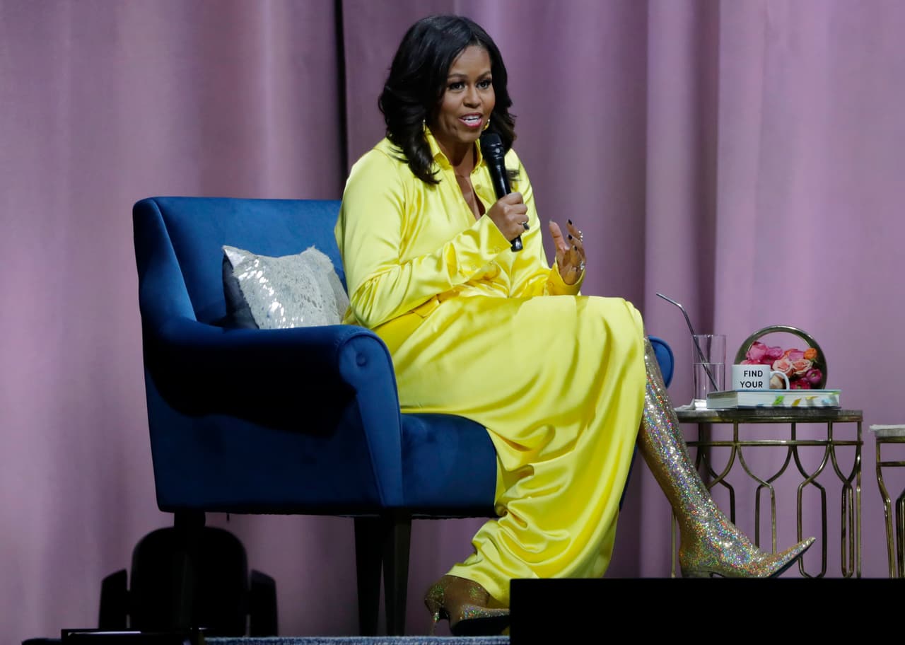 Michelle Obama eligió un outfit amarillo y unas botas altas doradas de glitter de la marca Balenciaga.