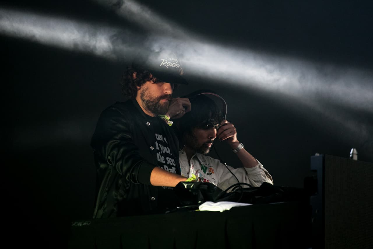 Justice presentó un DJ set y a pesar de la lluvia, el público no paró de bailar a ritmo de los franceses.