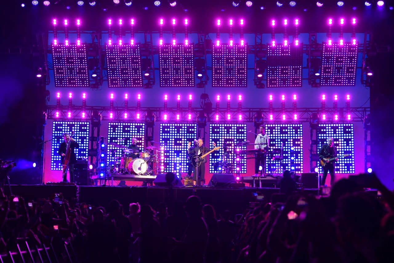 Luces y colores acompañaron la música de Café Tacvba