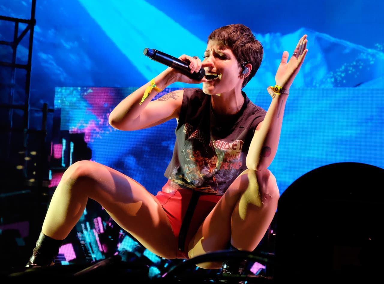 Y por si eso fuera poco, se presentó en Coachella, con una participación especial de Brendon Urie, de Panic! At the Disco en su presentación del primer fin de semana. Aquella chica que tocaba la guitarra en las calles de su ciudad, había llegado a uno de los escenarios más importantes del mundo.