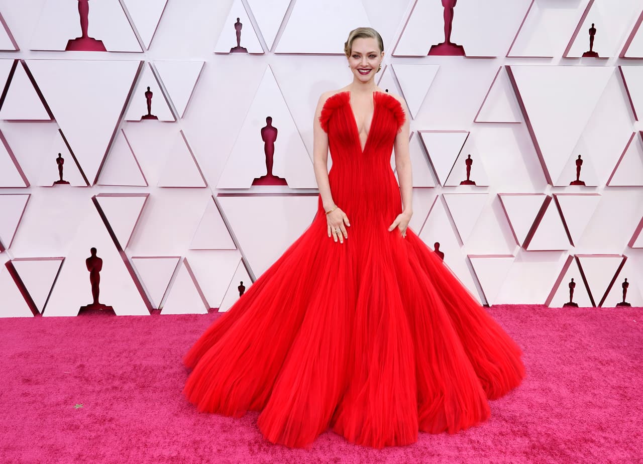 Amanda Seyfried llegó con un Armani Privé, esperando a ver si consigue su premio Oscar como Mejor Actriz de Reparto.
