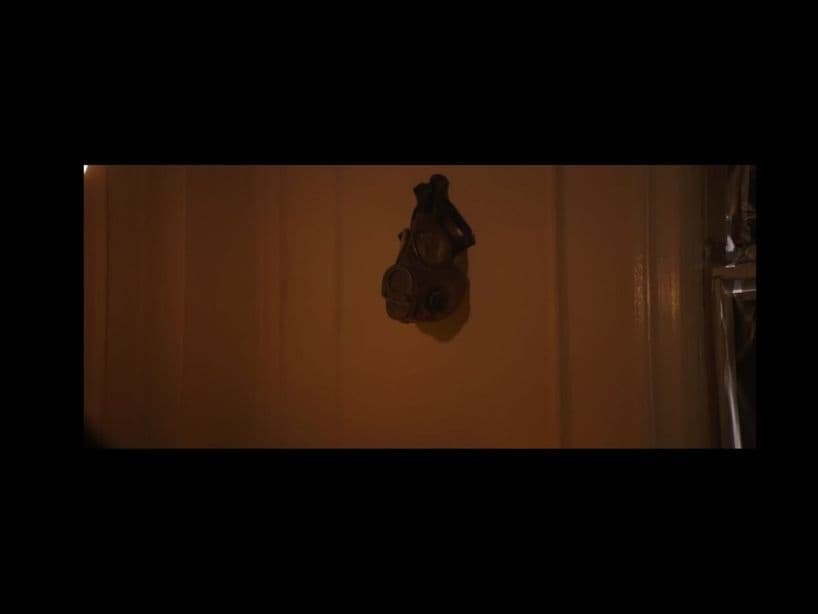 La máscara de gas también aparece en "Welcome To The Black Parade", aquí está colgada en la habitación como un recuerdo más.