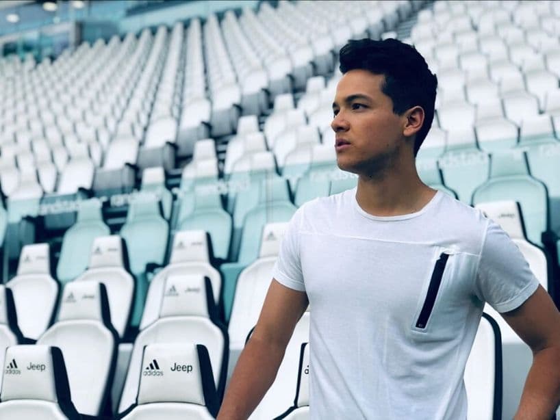 Además de la actuación, Sebastián Athié también exploró su talento como cantante y publicó dos videos en su cuenta de Youtube: “Sebastián Athié”.