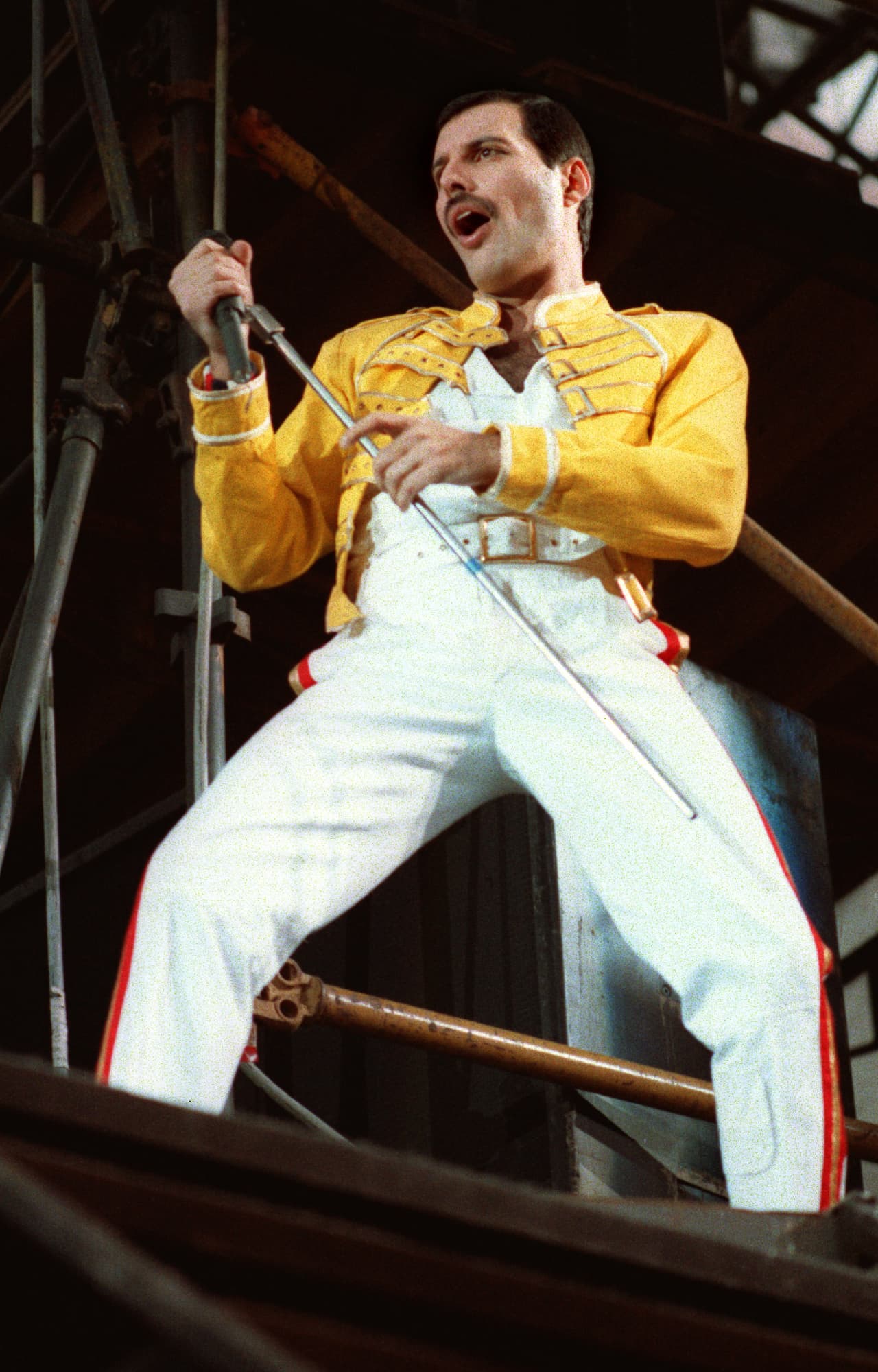 Freddie Mercury durante un concierto de Queen realizado el 20 de julio de 1986 en Alemania
