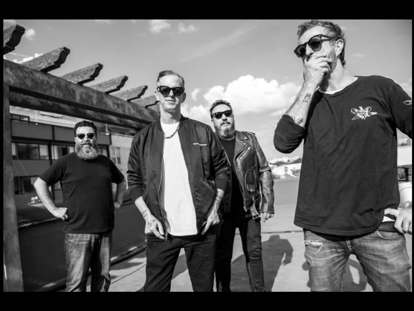 Molotov se formó en 1995 y durante 24 años han dejado huella en la música. En aquel entonces, la banda tenía una alineación diferente: en sus inicios, estaba integrada por Micky Huidobro, Tito Fuentes, Jay de la Cueva, Iván Jared “La Qusadillera” , pero luego estos dos últimos serían sustituidos por Randy Ebright y Paco Ayala, respectivamente.El paso de los años no ha sido en vano. Aunque más barbudos, Molotov llegará a los Premios Telehit 2019 con más potencia para interpretar temas que caracterizan su carrera: siempre con irreverencia en sus letras. Han lanzado cinco trabajos de estudio, entre ellos, "¿Dónde Jugarán las Niñas?", disco que fue nominado en los Grammy Latino por Mejor álbum de rock alternativo en 1998.