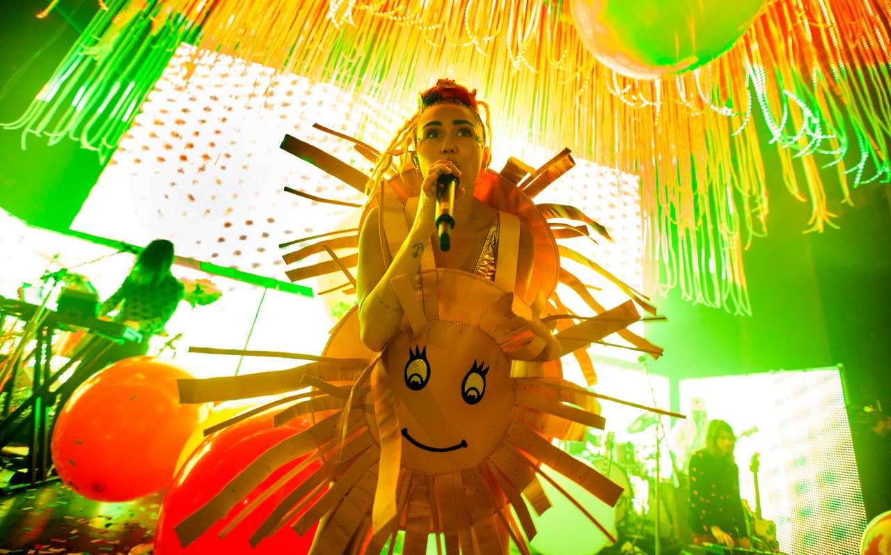 Miley Cyrus opta por usar atuendos fuera de lo común durante sus conciertos