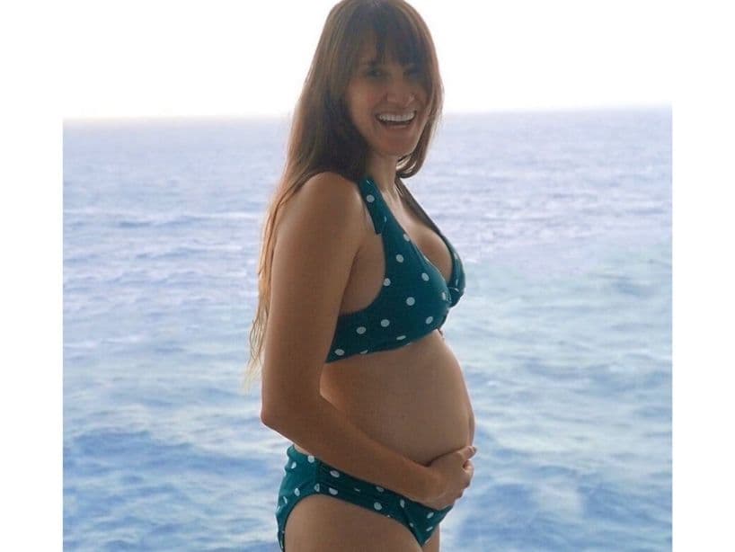 Sin embargo, la cantante compartió una foto en la que presume su pancita de embarazada en bikini.
