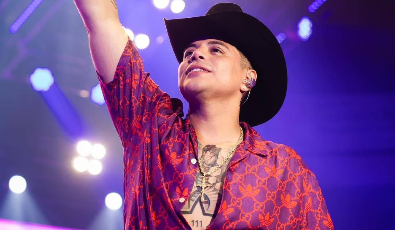 Eduin Caz se encuentra de luto y así lo dio a conocer en pleno concierto