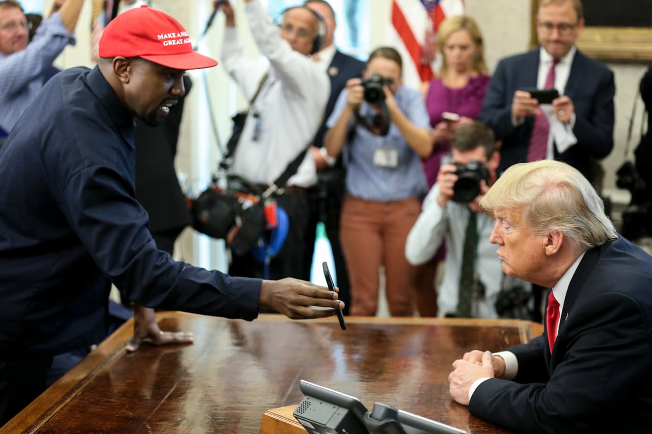 También, otras afiliaciones que lo metieron en probemas fue cuando Kanye le dio su apoyo a Donald Trump a pesar de su racismo y discurso de odio.