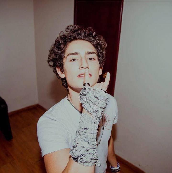 Osorio nos habló sobre cómo surgió la idea para armar un video musical durante la cuarentena; todo fue muy orgánico: “la idea surgió con mi equipo de trabajo, nos juntamos de lunes a viernes a las 5:30 para hablar. La idea realmente fue tanto de Matías [Biluron] , como Pablo [Esposito] y, pues de mi papá y mía”.
<br>