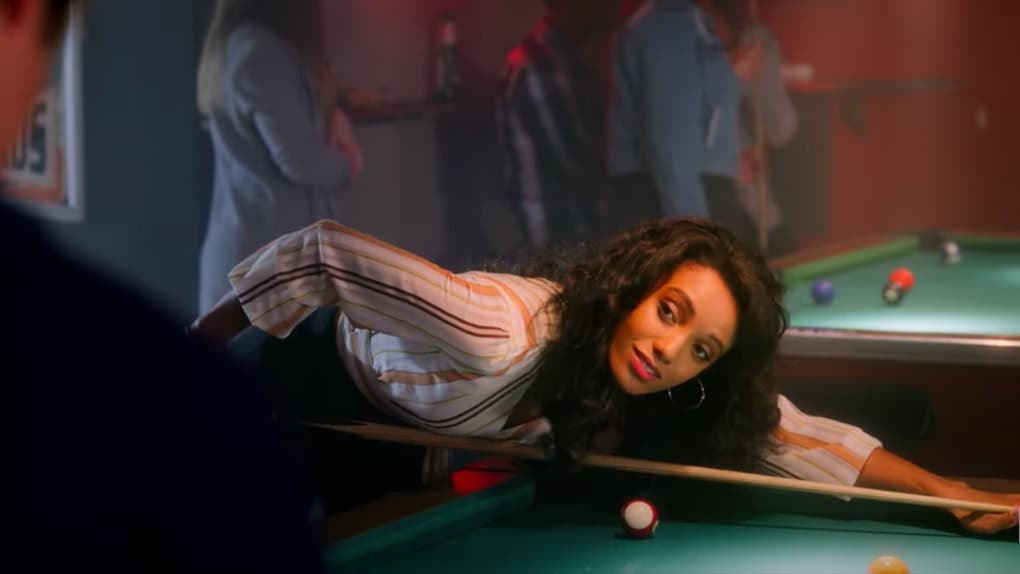 La actriz británica Maisie Richardson-Sellers llegó a esta secuela para darle vida a Chloe Winthrop, amiga de Noah en la universidad. La actriz no solo aparece en esta cinta, también la hemos visto en otros papeles.