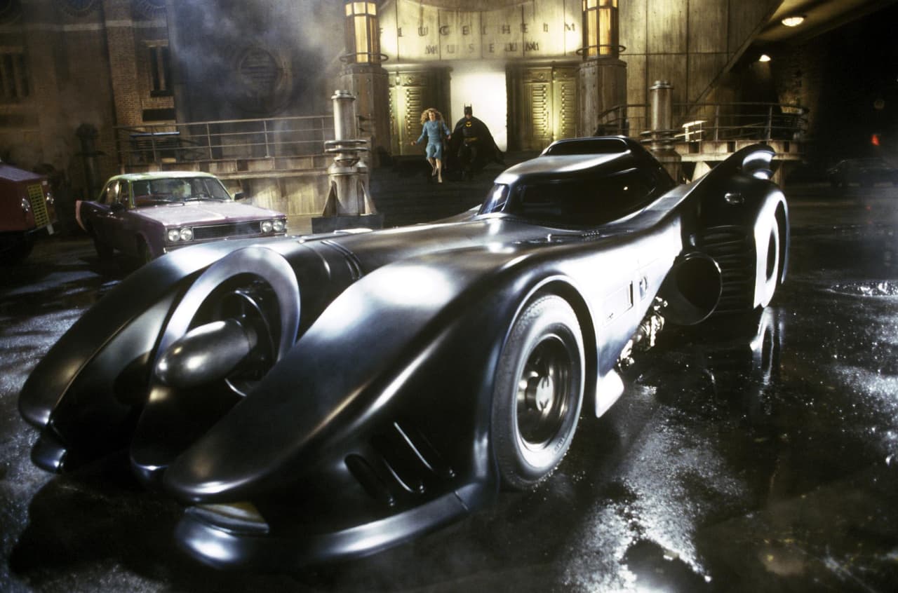 Las películas live-action de Batman iniciaron una nueva era para los batimóvil. En “Batman” y “Batmana Returns”se pudo ver un auto con una turbina en el centro, muchos más largo y con una imagen mucho más intimidante.