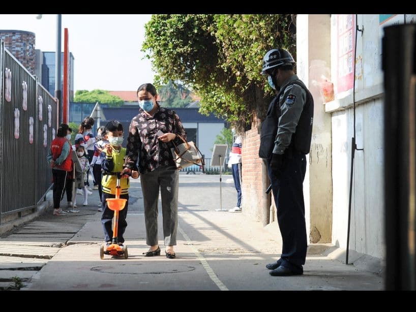 Después de que la cuarentena se levantara en China, los niños regresaron a las escuelas para tomar sus clases, pero sin dejar las precauciones detrás.