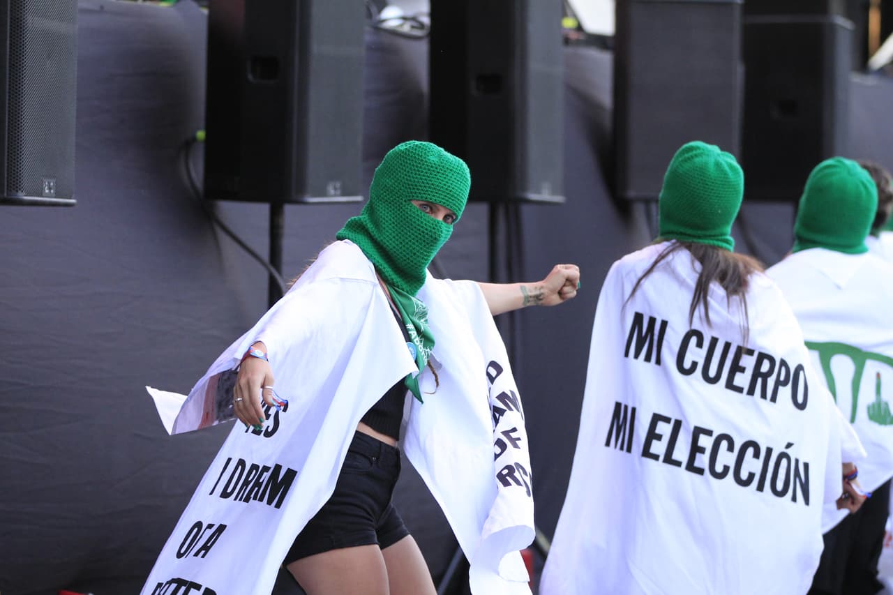 Pussy Riot ofreció un mensaje en pro del aborto y el feminismo