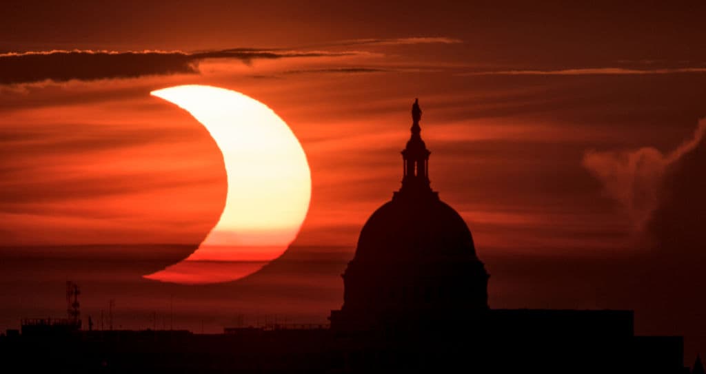 El eclipse solar fue visto desde el Capitolio en Washington, Estados Unidos. Se trató de un fenómeno natural visible desde Canadá, Estados Unidos, algunas partes de Europa y Asia.