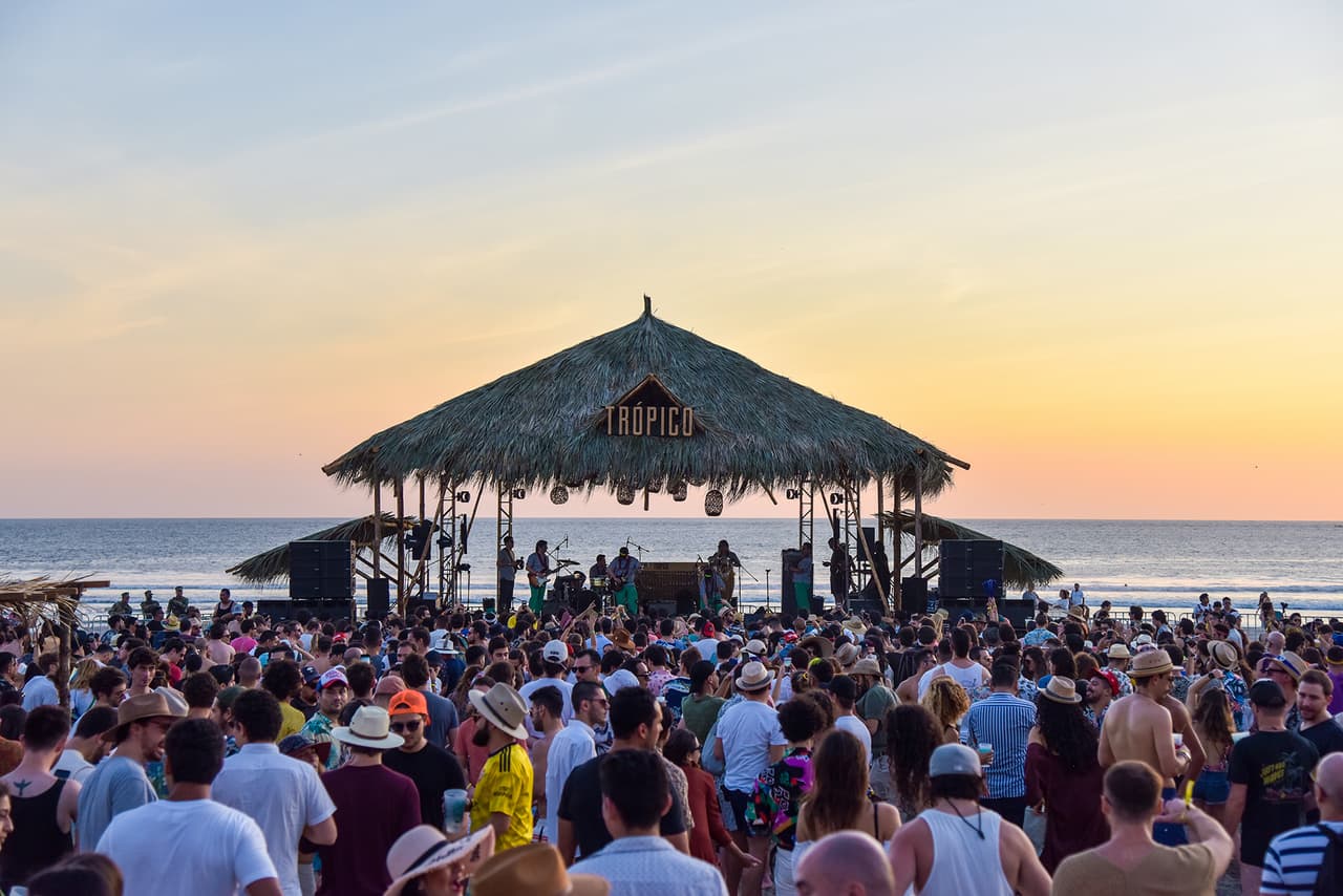 La música electrónica y el reggaetón se hicieron presentes conforme el día avanzaba. Los asistentes del Trópico sacaron sus mejores pasos y disfrutaron de un atardecer hermoso de la mano de grandes artistas.