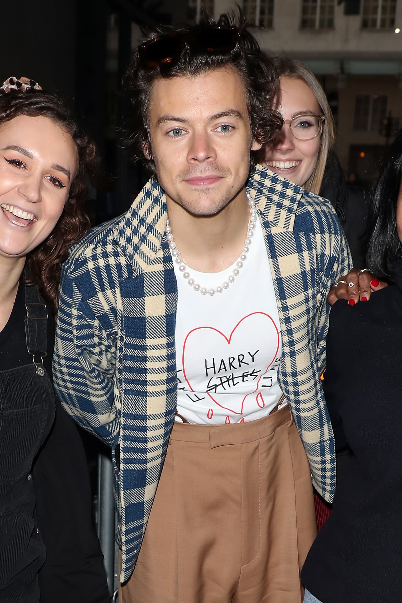 Cuando Harry lanzó "Fine Line" y comenzó a promocionarlo, también anunció esta playera en colaboración llamada Harry Styles + Alessandro Michele ‘Fine Line’ T-Shirt, con un costo de $75 dólares de los cuales una porción de las ventas iba destinada a apoyar a una fundación.