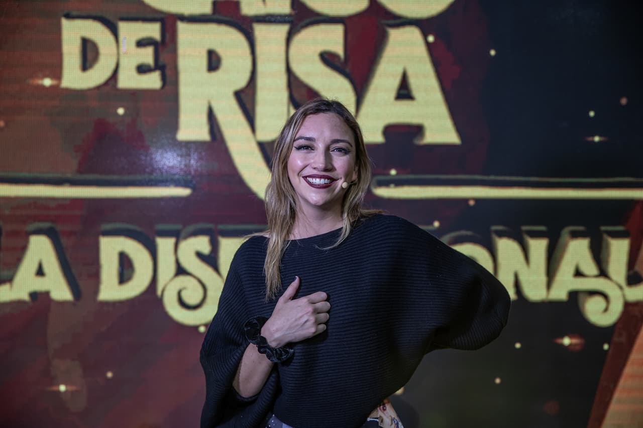 Regina Blandón lució un vestido de dos piezas, en la parte superior con un corte asimétrico y la segunda pieza fue una falda floreada.