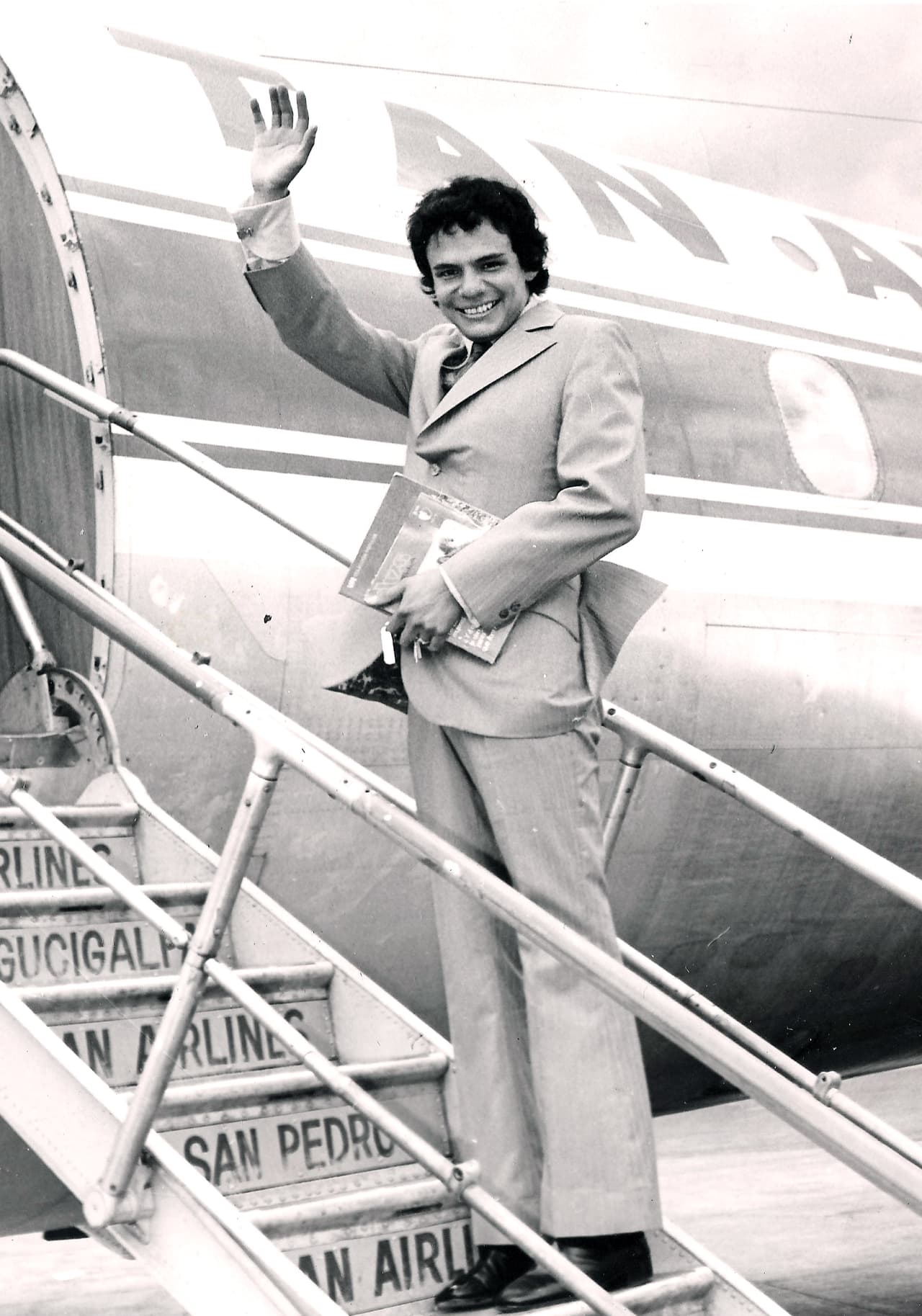 José Rómulo Sosa Ortiz, conocido como José José llegó al mundo un 17 de febrero de 1948, en la Ciudad de México. El talento musical corría por sus venas, ya que su padre era el tenor José Sosa Esquivel y su madre la concertista de piano Margarita Ortiz Pensado.