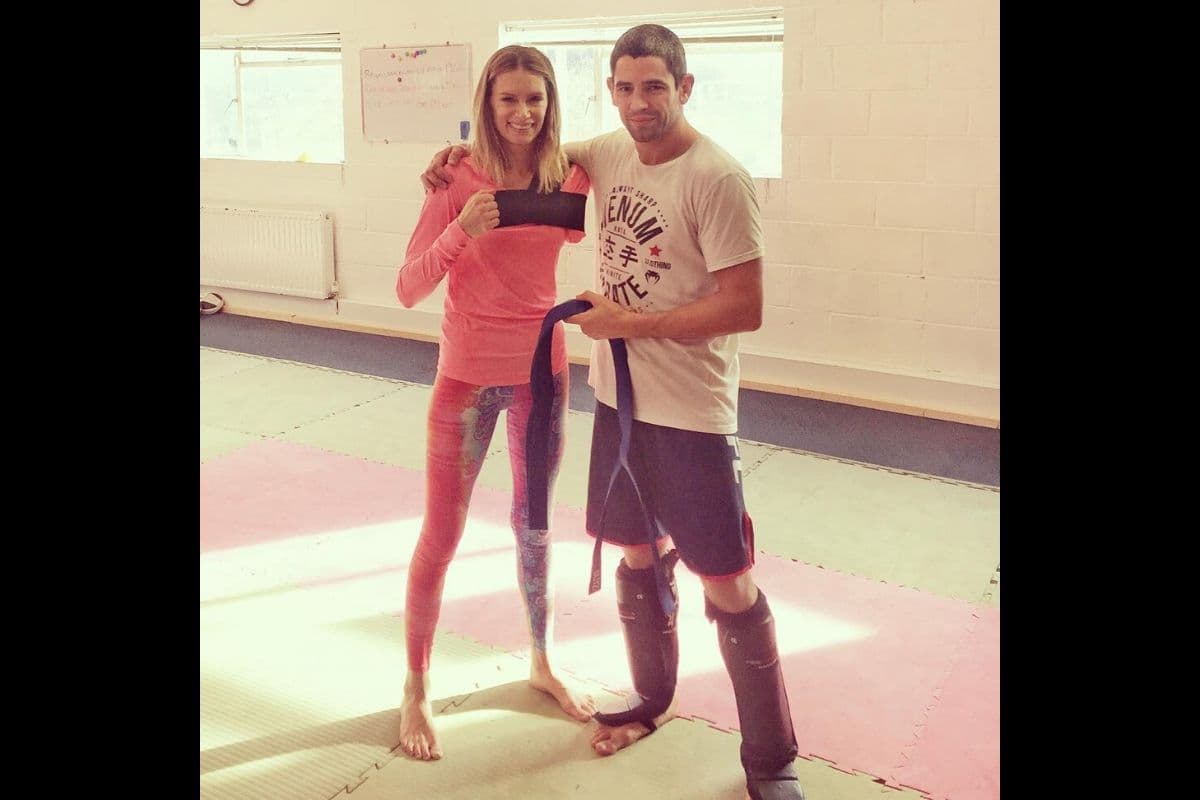 Olivia ha compartido su proceso de recuperación a través de sus redes sociales, donde ha demostrado que incluso sigue con la práctica del deporte y las artes marciales. Hace poco publicó una foto mientras recibía la cinta verde.